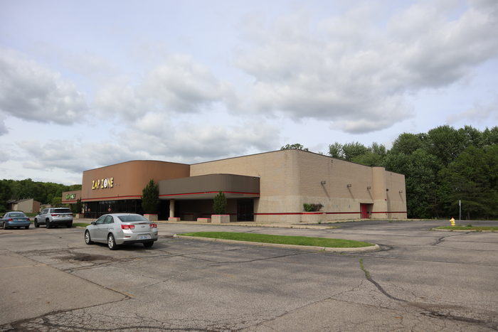 Elmwood Plaza 8 Theatres - May 22 2022 (newer photo)